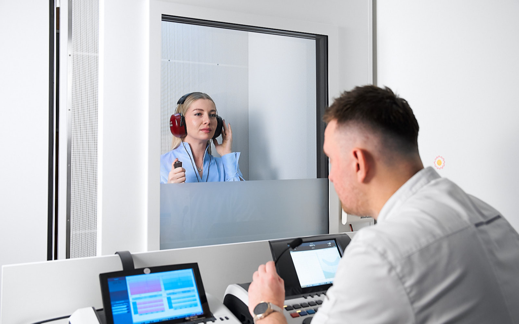 Проверка остроты слуха в звукоизолированной кабине