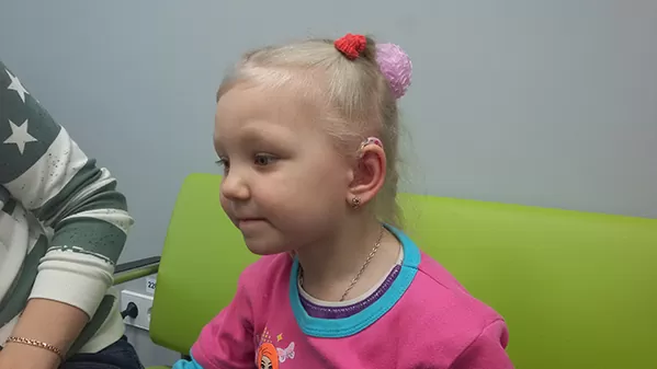 Валерия носит детский слуховой аппарат Oticon Sensei Pro