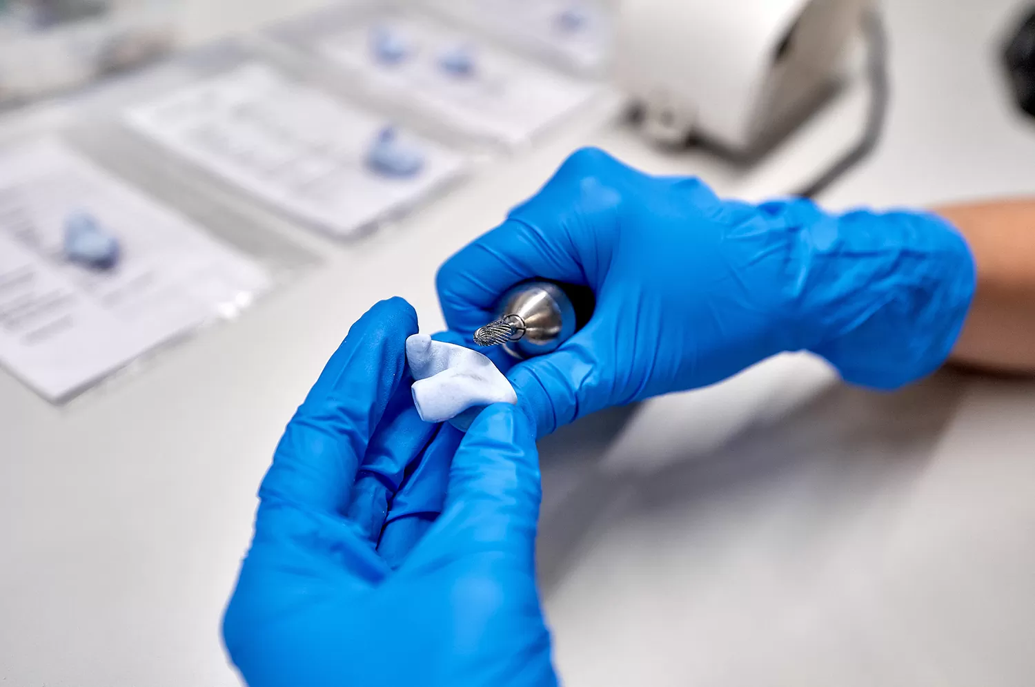 Обработка слепка слухового канала Обработка слепка слухового канала